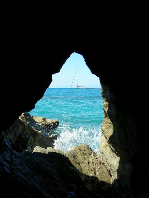 Meeresbucht und Felsen in Tropea
