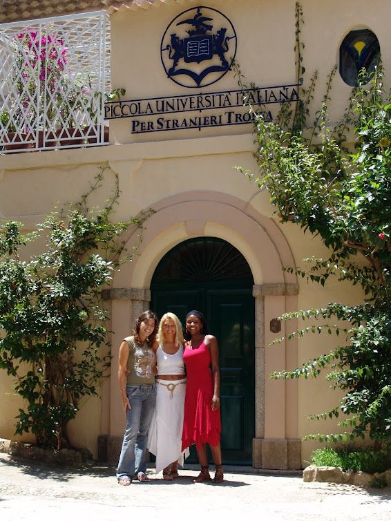 Schülerinnen vor der Sprachschule Tropea